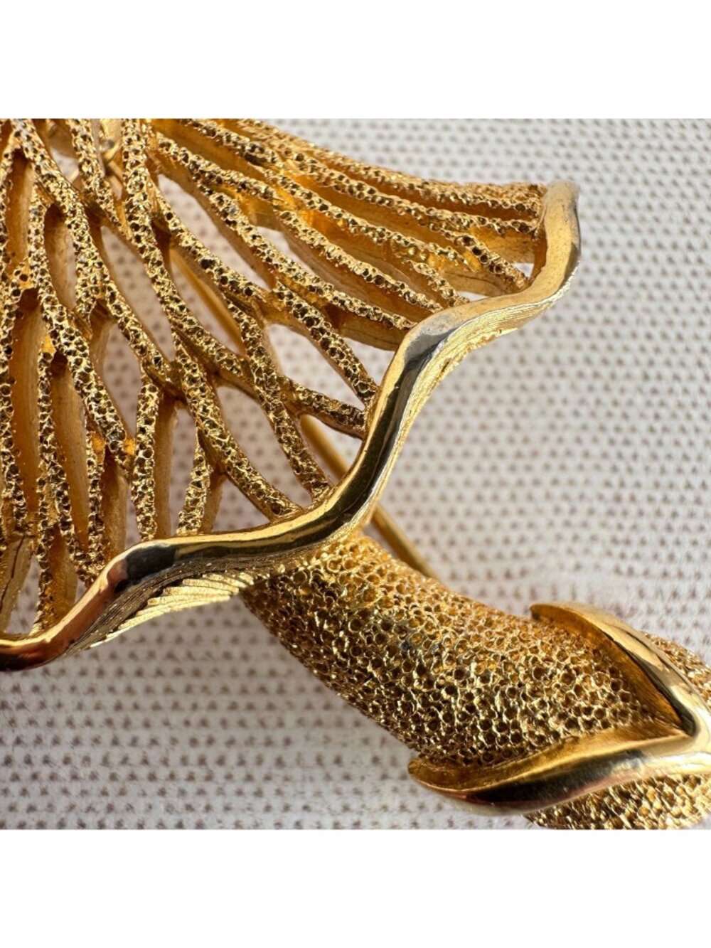 Crown Trifari Gold Tone Mushroom Brooch Openwork Textured Signed 1960s - Picture 3 of 8